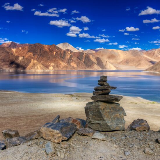 montagnes et rcoks pangong tso lake ladakh leh inde 1