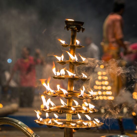 varanasi bougies dincendie puja istock 827068964