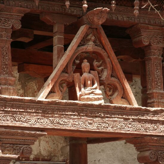 vieilles sculptures en bois a lentree dun temple au monastere dalchi istock 1172024044