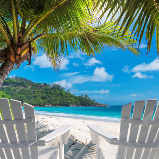 chaises longues plage tropical seychelles