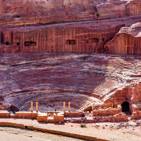 petra-theatre-cite-rose-nabateen-voyage-groupe-amis-des-musees-