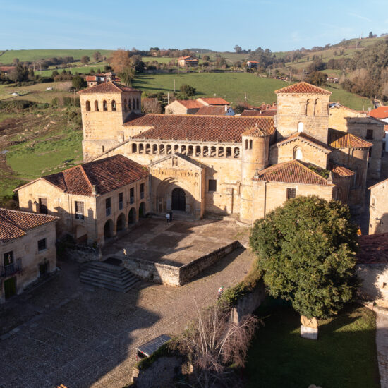 panorama santillana del mar collegiale architecture cantabrie voyage groupe amis des musees