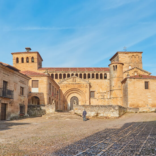 santillana del mar collegiale architecture cantabrie voyage groupe amis des musees