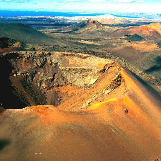 timanfaya canaries volcans destinations amis des musees