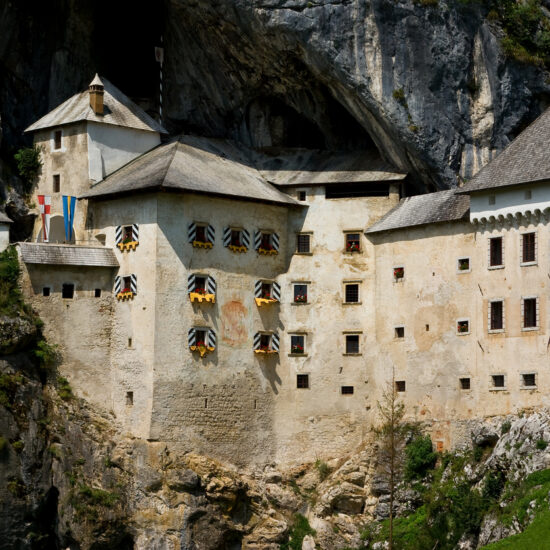 Predjama-castle-voyage-groupe-culturel-art-histoire-amis-des-musees